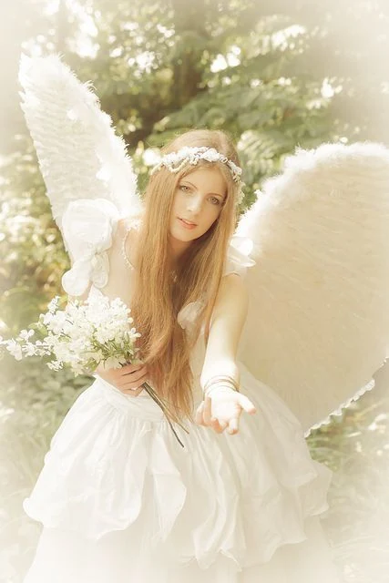 Ángel que tiende la mano: los ángeles están por todas partes Ángel con grandes alas blancas y corona de flores que tiende la mano y ofrece un ramo de flores