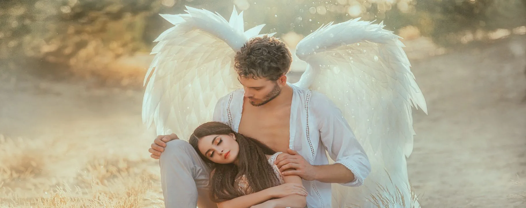 Anjo da guarda com grandes asas brancas a abraçar e proteger uma mulher adormecida