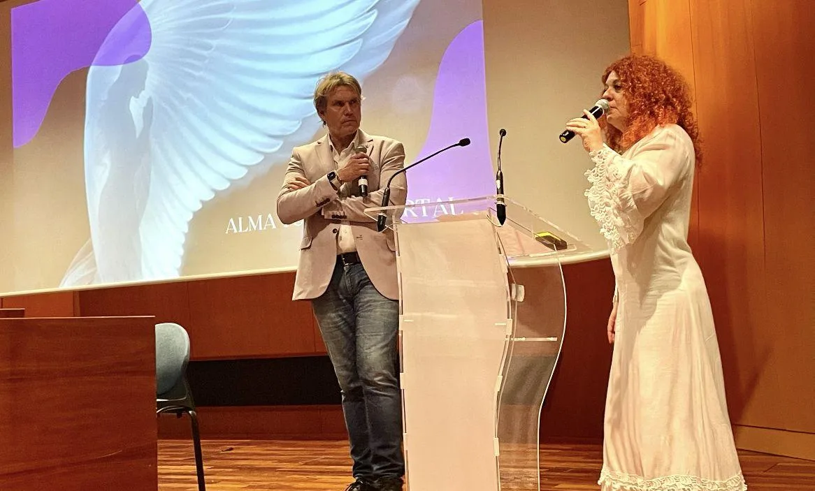Nuria López y Pere Pascuet durante una conferencia de canalización con los ángeles