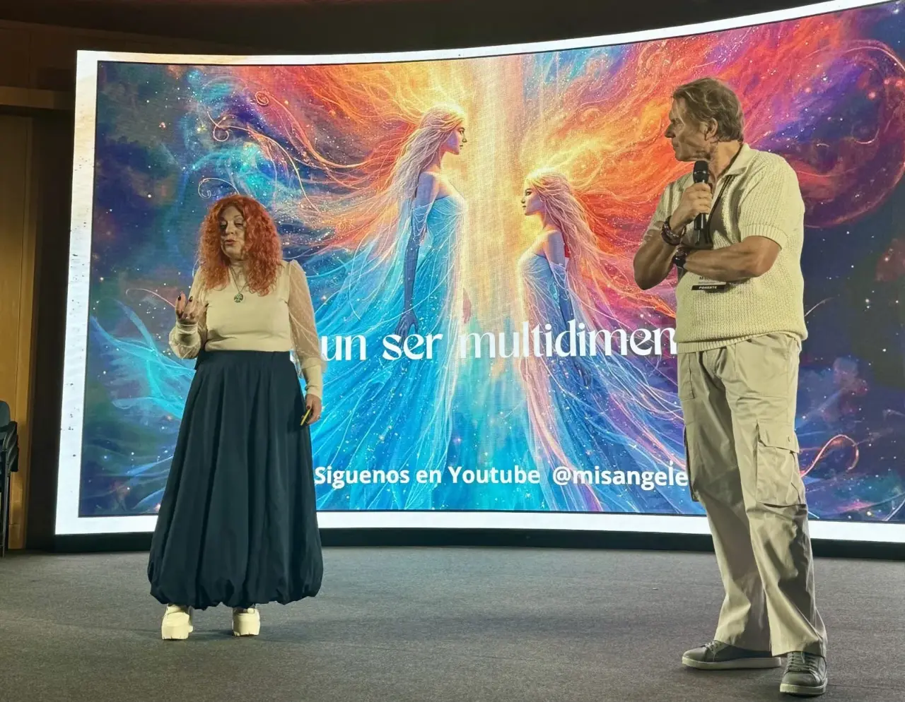 Nuria López e Pere Pascuet no palco da conferência Ser Ultradimensional