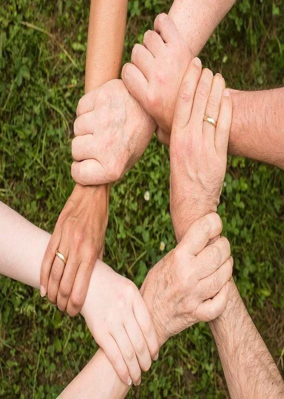 Constelaciones familiares, manos unidas