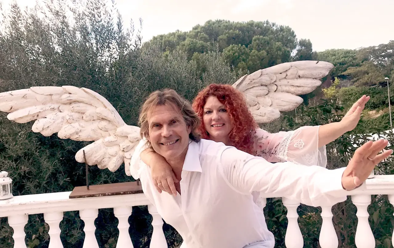 Nuria y Pere con alas de ángel en el Museo de los Ángeles de Alella