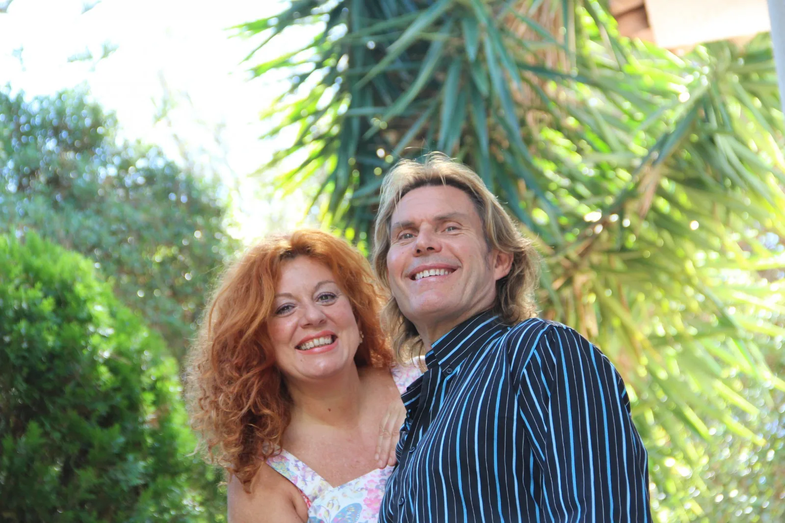 Nuria López y Pere Pascuet, angelólogos y fundadores de Mis Ángeles, sonrientes en el jardín del Museo de los Ángeles en Alella