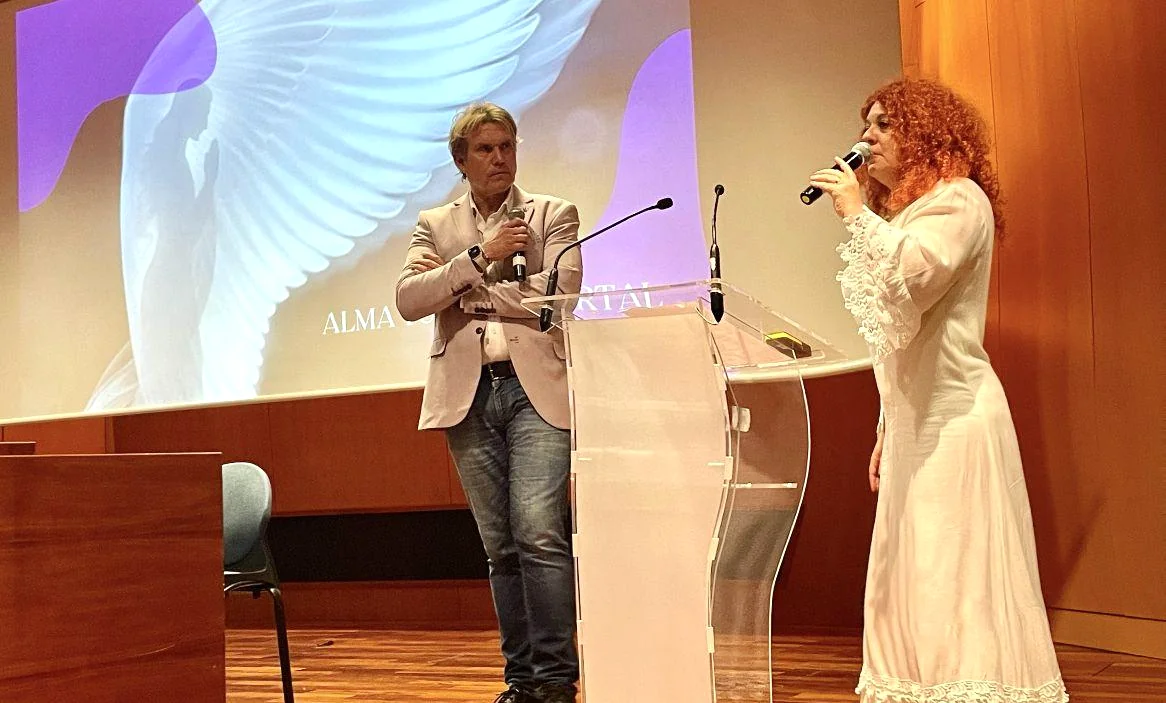 Nuria López e Pere Pascuet numa conferência sobre anjos Nuria López e Pere Pascuet a dar juntos uma conferência sobre anjos