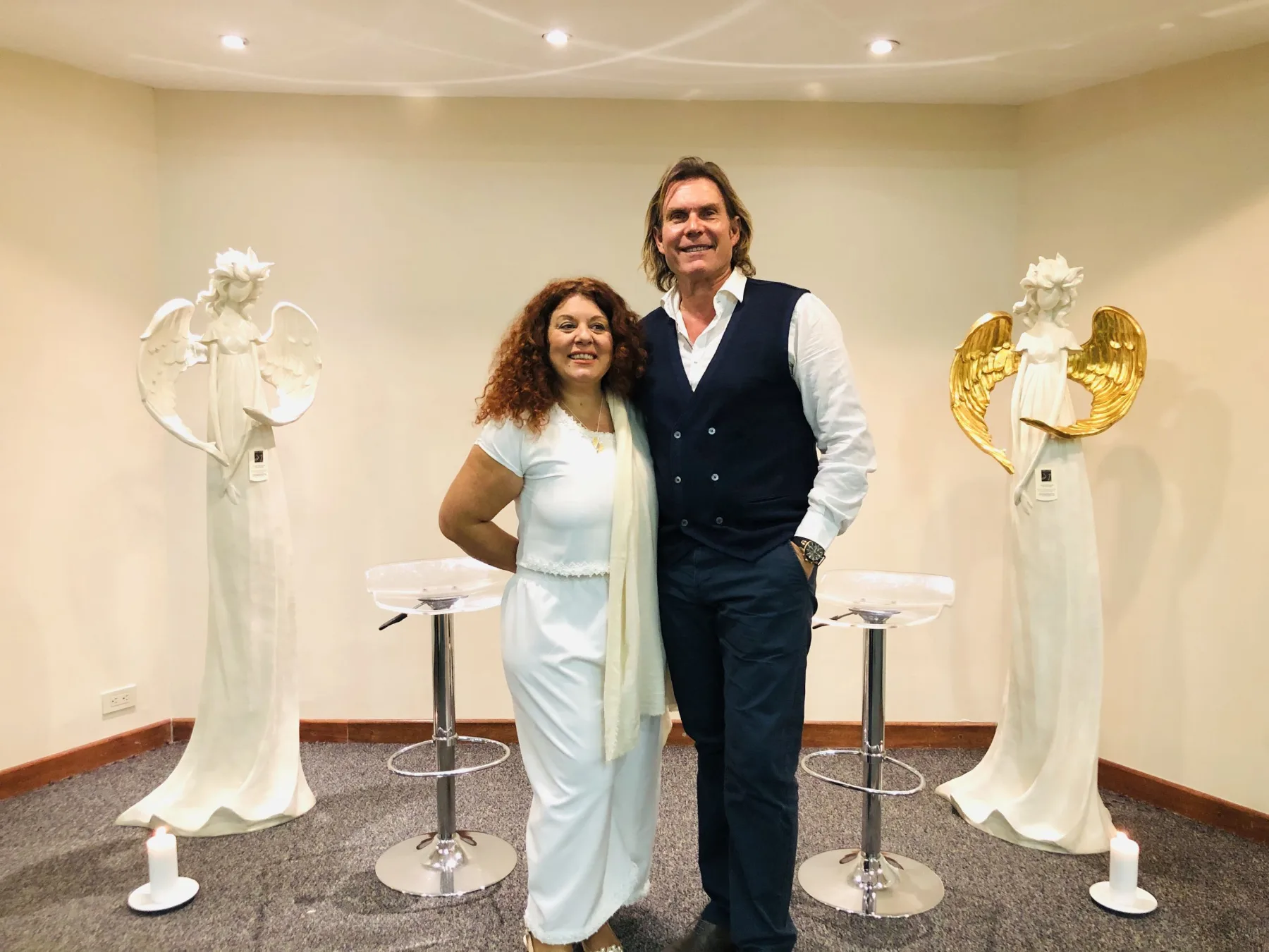 Nuria López e Pere Pascuet numa conferência sobre anjos junto a esculturas de anjos